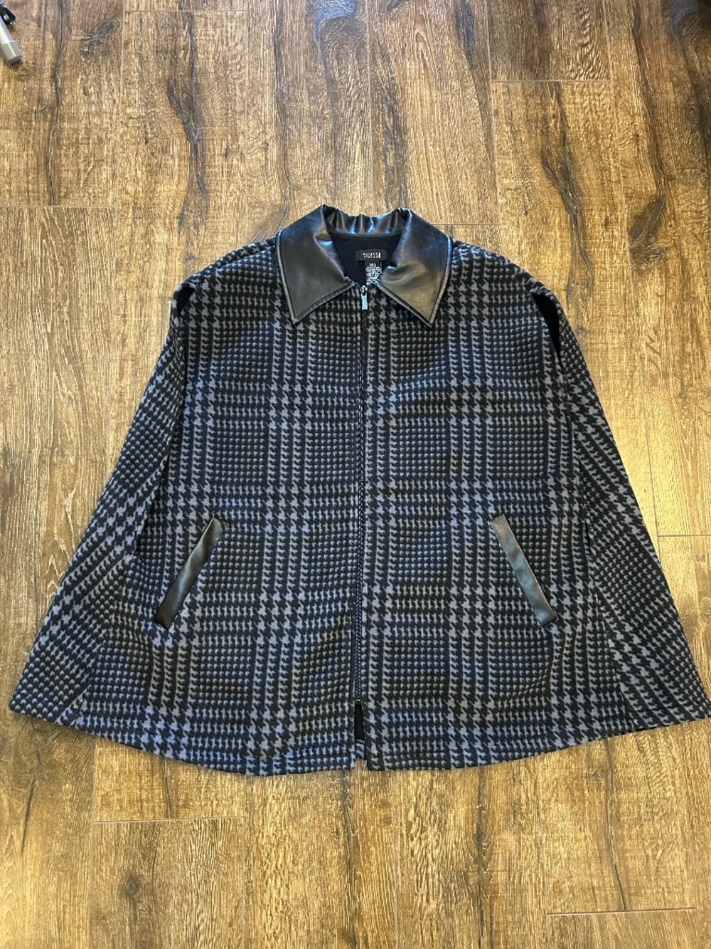 Cape with front zipper and pockets Size S-M